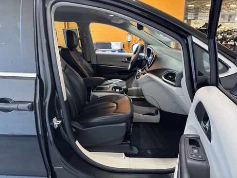 Used 2023 Chrysler Pacifica Touring-L image 20