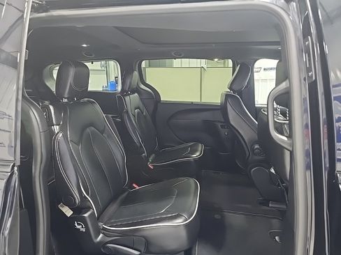 Used 2025 Chrysler Pacifica Limited image 21