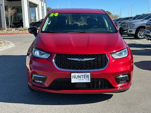 Certified 2024 Chrysler Pacifica Touring-L image 9