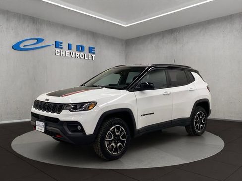 Used 2025 Jeep Compass Trailhawk image 8