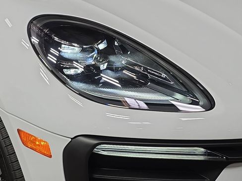 Certified 2025 Porsche Macan AWD/4WD image 12