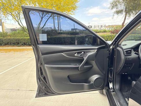 Used 2017 Nissan Rogue S FWD image 19