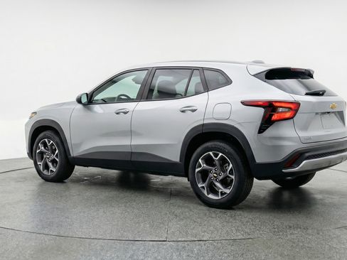 Used 2025 Chevrolet Trax LT w/ LT Convenience Package image 6