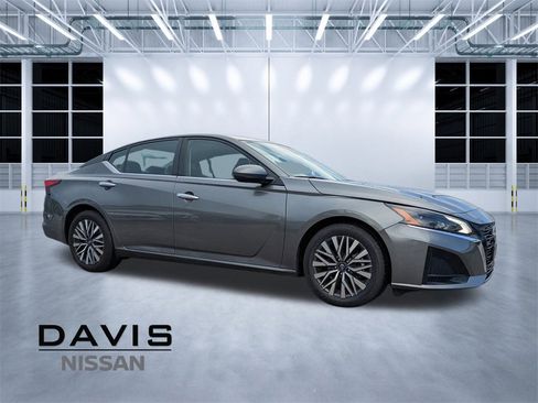 Used 2023 Nissan Altima 2.5 SV image 1