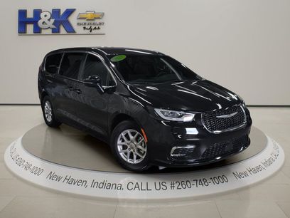 Used 2025 Chrysler Pacifica Select