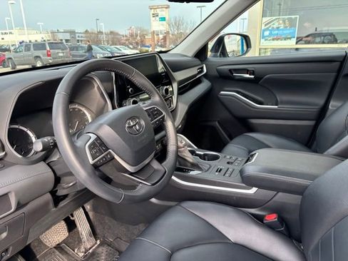 Used 2023 Toyota Highlander XLE image 11