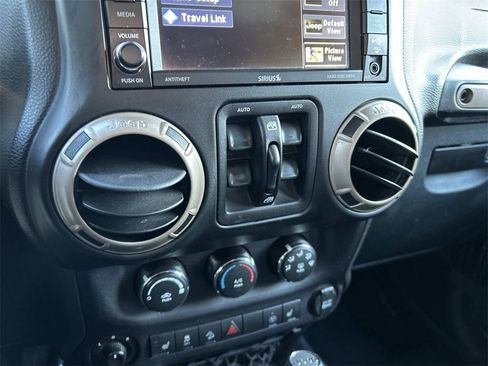 Used 2017 Jeep Wrangler Unlimited Sahara image 28