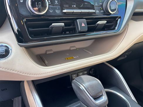 Used 2023 Toyota Highlander XLE image 19