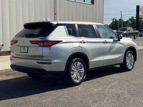 Used 2024 Mitsubishi Outlander ES AWD/4WD image 3