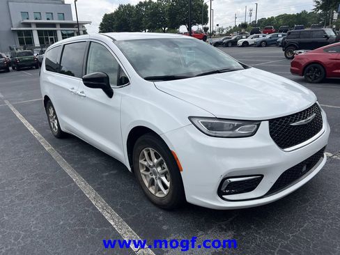 Used 2024 Chrysler Pacifica Touring-L FWD image 4