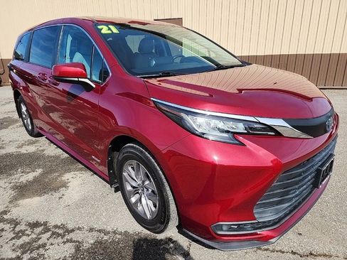 Used 2021 Toyota Sienna LE image 2