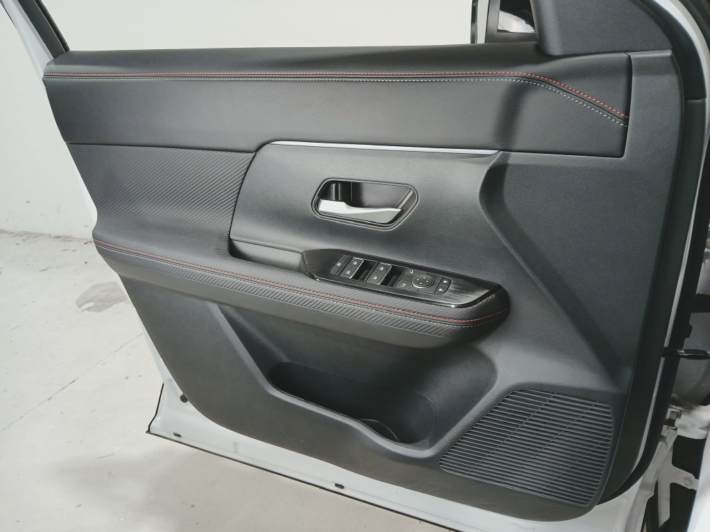 Certified 2025 Nissan Kicks SR AWD/4WD image 29