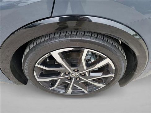 Used 2025 Toyota Prius Plug-In Hybrid image 12