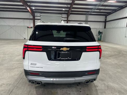 Used 2025 Chevrolet Traverse LT FWD image 4
