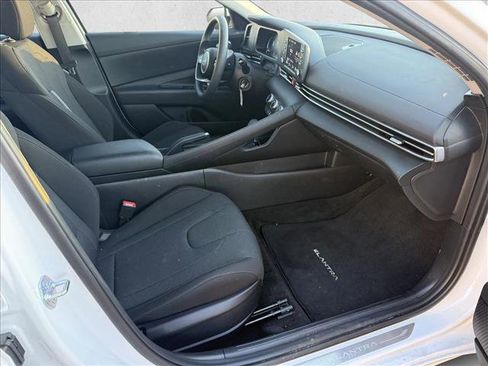 Certified 2025 Hyundai Elantra SE image 17