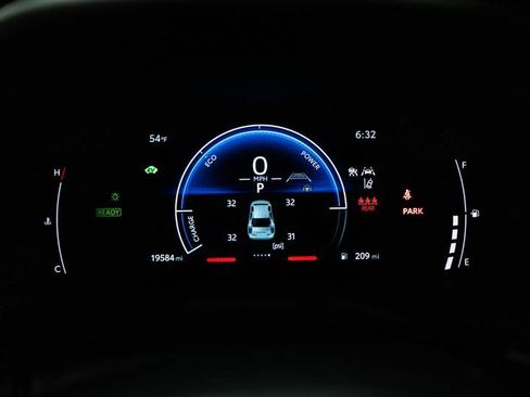 Used 2025 Toyota Camry SE image 17