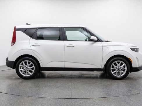 Used 2025 Kia Soul LX w/ LX Technology Package FWD image 11
