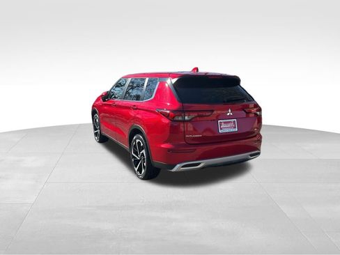 Used 2024 Mitsubishi Outlander SE image 3