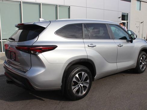 Used 2024 Toyota Highlander XLE AWD/4WD image 31