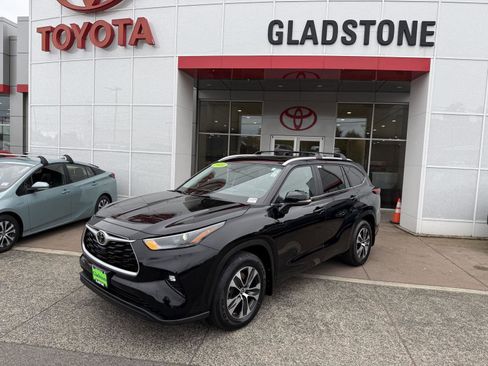 Used 2023 Toyota Highlander XLE AWD/4WD image 1
