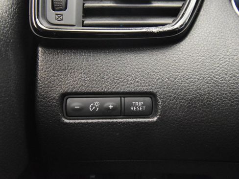 Used 2018 Nissan Rogue SV image 28