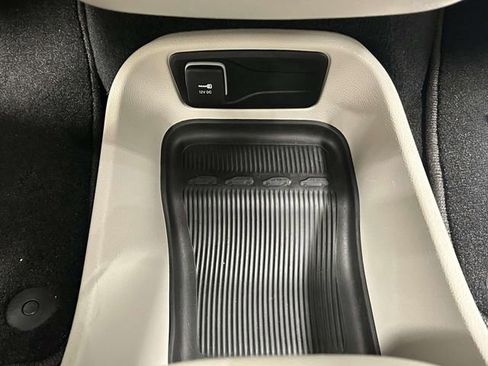 Used 2023 Chrysler Pacifica Touring-L FWD image 17