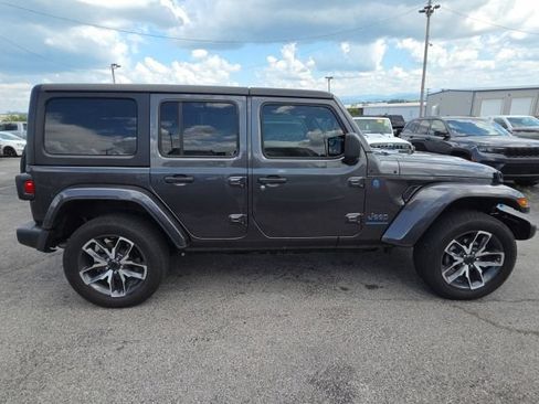 Used 2024 Jeep Wrangler Unlimited w/ Convenience Group AWD/4WD image 5