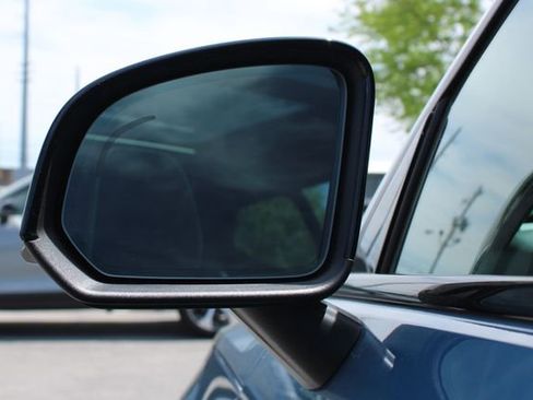 Used 2025 Volvo XC40 B5 Plus image 8