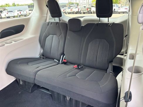 Used 2022 Chrysler Voyager LX FWD image 15