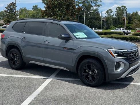 New 2025 Volkswagen Atlas Peak Edition SE image 2