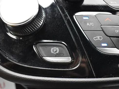 Used 2025 Chrysler Pacifica Select FWD image 34