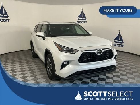 Used 2023 Toyota Highlander XLE AWD/4WD image 1