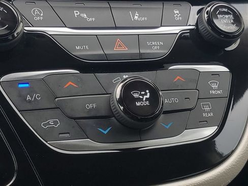 Used 2023 Chrysler Pacifica Touring-L FWD image 17