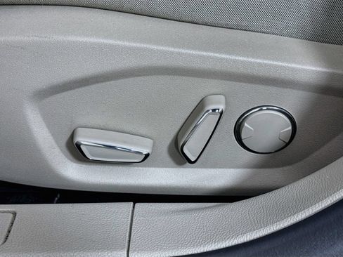 Used 2018 Ford Fusion SE FWD image 12