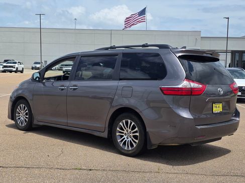Used 2018 Toyota Sienna XLE w/ XLE Navigation Package FWD image 7