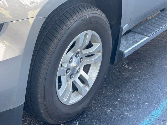 Used 2018 Chevrolet Suburban LT w/ Luxury Package AWD/4WD image 3