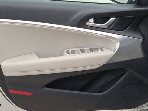 Used 2019 Genesis G70 2.0T Advanced RWD image 2