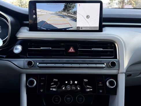 Used 2025 Genesis G70 2.5T image 30