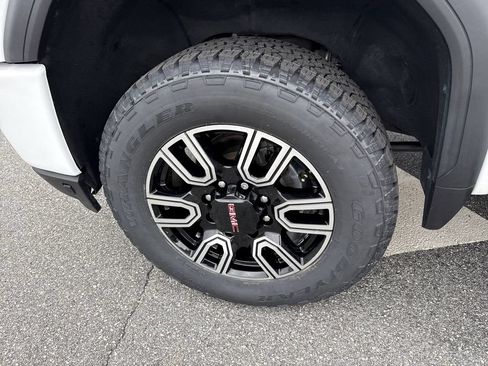 Used 2022 GMC Sierra 2500 AT4 w/ AT4 Preferred Package AWD/4WD image 11