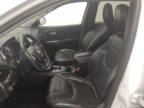 Used 2019 Jeep Cherokee Limited FWD image 17