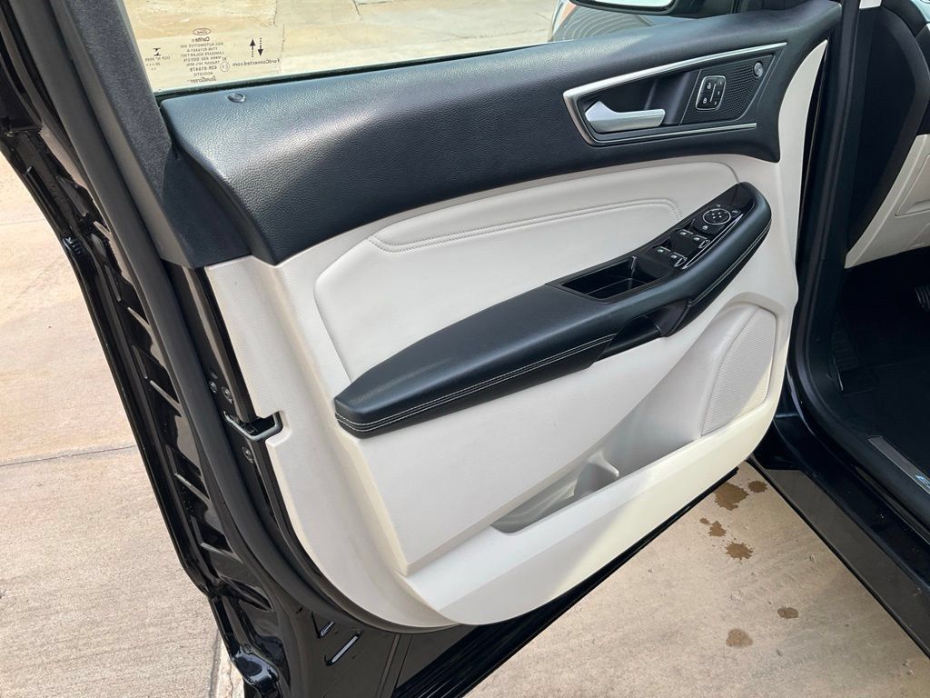 Used 2020 Ford Edge Titanium w/ Cargo Accessory Package FWD image 4