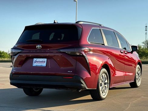 Used 2026 Toyota Sienna XLE FWD image 7