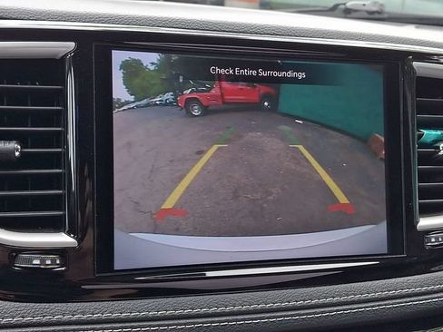 Used 2023 Chrysler Pacifica Touring-L AWD/4WD image 18