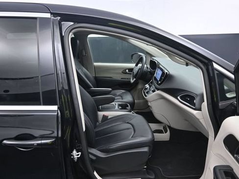 Used 2024 Chrysler Pacifica Touring-L FWD image 30