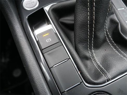 Certified 2024 Volkswagen Tiguan SE image 34