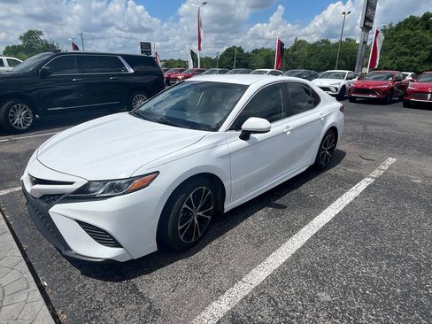 Used 2019 Toyota Camry SE FWD image 3