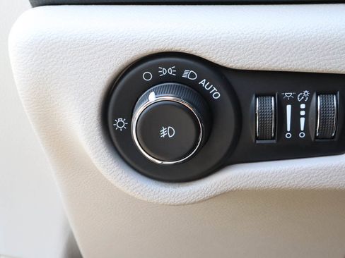Used 2023 Chrysler Pacifica Touring-L FWD image 16
