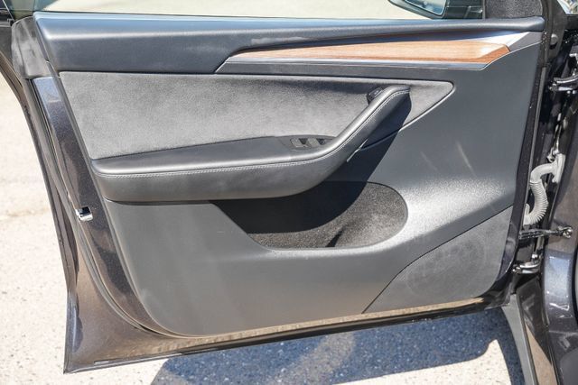 Used 2024 Tesla Model Y Long Range AWD/4WD image 18