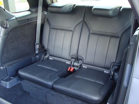 Used 2020 Land Rover Discovery Landmark image 9