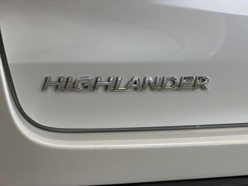 Used 2019 Toyota Highlander LE AWD/4WD image 17